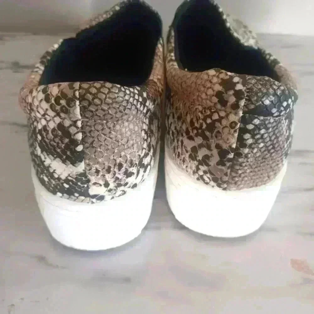 Qupid Womens Snakeskin Print Platform Loafer 8